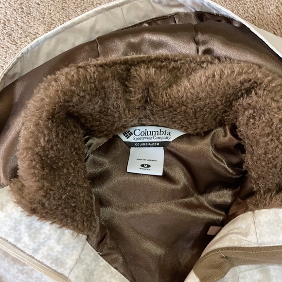 Columbia women’s medium ski/winter jacket - Picture 3 of 6